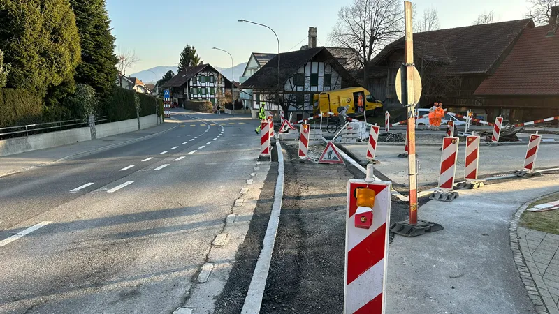 Hohlengasse during resurfacing: a cordoned-off area with barrier beacons at the roadside, half-timbered houses in the background.